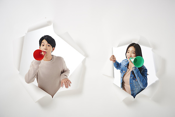 포토 JPG 스튜디오촬영 여자 남자 종이 대학생 벽지 실내 들기 상반신 20대 성인 두명 앞모습 청춘 확성기 외침 한국인 흰배경 찢어짐 성인만 뚫기 나오기 국내포토 학생 뷰포인트 백그라운드 컨셉 모션 사람 동양인 청년 내부 소리 흰색 파일형식