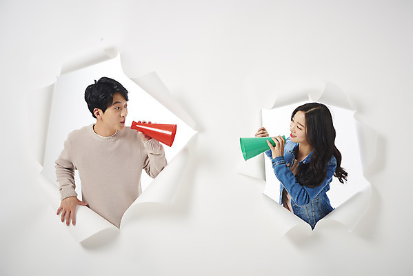 포토 JPG 스튜디오촬영 여자 남자 종이 대학생 벽지 실내 상반신 20대 성인 두명 앞모습 청춘 마주보기 확성기 외침 한국인 흰배경 찢어짐 성인만 뚫기 나오기 국내포토 학생 뷰포인트 백그라운드 컨셉 모션 사람 동양인 청년 내부 소리 흰색 파일형식