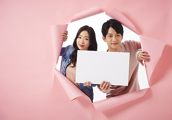 포토 JPG 스튜디오촬영 배너 여자 남자 종이 대학생 벽지 사각프레임 실내 미소 들기 상반신 20대 성인 두명 앞모습 청춘 한국인 찢어짐 성인만 뚫기 분홍색배경 나오기 국내포토 학생 뷰포인트 분홍색 백그라운드 컨셉 모션 프레임 표정 사람 동양인 청년 내부 사각형 파일형식