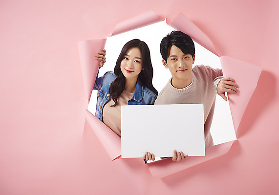 포토 JPG 스튜디오촬영 배너 여자 남자 종이 대학생 벽지 사각프레임 실내 미소 들기 상반신 20대 성인 두명 앞모습 청춘 한국인 찢어짐 성인만 뚫기 분홍색배경 나오기 국내포토 학생 뷰포인트 분홍색 백그라운드 컨셉 모션 프레임 표정 사람 동양인 청년 내부 사각형 파일형식