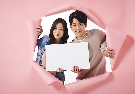 포토 JPG 스튜디오촬영 배너 여자 남자 종이 대학생 벽지 사각프레임 실내 미소 들기 상반신 20대 성인 두명 앞모습 청춘 한국인 찢어짐 성인만 뚫기 분홍색배경 나오기 국내포토 학생 뷰포인트 분홍색 백그라운드 컨셉 모션 프레임 표정 사람 동양인 청년 내부 사각형 파일형식