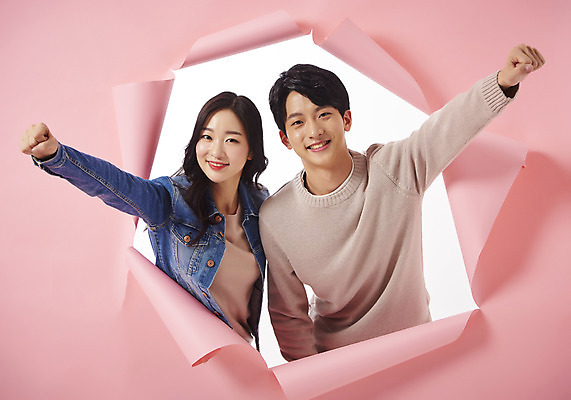 포토 JPG 스튜디오촬영 여자 남자 종이 대학생 벽지 실내 미소 상반신 20대 성인 두명 앞모습 청춘 파이팅 주먹 한국인 찢어짐 손뻗기 성인만 뚫기 분홍색배경 나오기 국내포토 학생 뷰포인트 분홍색 백그라운드 컨셉 모션 표정 사람 동양인 청년 내부 파일형식