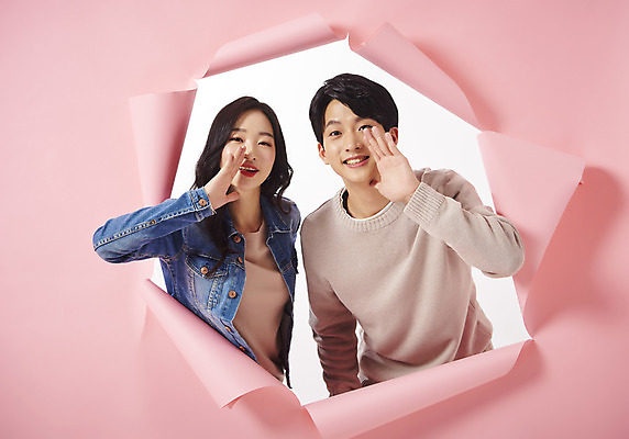 포토 JPG 스튜디오촬영 여자 남자 종이 대학생 벽지 실내 미소 손짓 상반신 20대 성인 두명 앞모습 청춘 외침 한국인 찢어짐 성인만 뚫기 분홍색배경 나오기 국내포토 학생 뷰포인트 분홍색 백그라운드 컨셉 모션 표정 사람 동양인 청년 내부 소리 파일형식