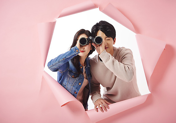 포토 JPG 스튜디오촬영 응시 여자 남자 종이 대학생 벽지 실내 상반신 20대 성인 두명 앞모습 청춘 망원경 한국인 관찰 찢어짐 성인만 뚫기 분홍색배경 나오기 국내포토 학생 시선 뷰포인트 분홍색 백그라운드 컨셉 모션 사람 동양인 청년 내부 파일형식