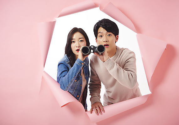 포토 JPG 스튜디오촬영 여자 남자 종이 대학생 벽지 실내 들기 상반신 20대 성인 두명 앞모습 청춘 놀람 망원경 한국인 찢어짐 성인만 뚫기 분홍색배경 나오기 국내포토 학생 감정 뷰포인트 분홍색 백그라운드 컨셉 모션 표정 사람 동양인 청년 내부 파일형식