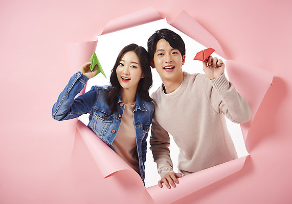 포토 JPG 스튜디오촬영 여자 남자 종이 대학생 벽지 실내 미소 들기 상반신 20대 성인 두명 앞모습 청춘 한국인 종이비행기 찢어짐 성인만 뚫기 분홍색배경 나오기 국내포토 학생 뷰포인트 분홍색 백그라운드 컨셉 모션 표정 사람 동양인 청년 내부 종이접기 파일형식