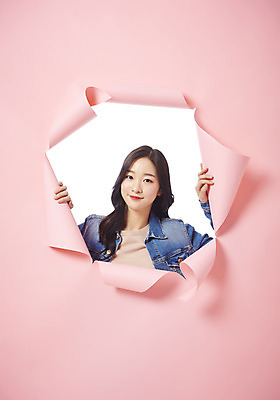 포토 JPG 스튜디오촬영 여자 종이 대학생 벽지 실내 한명 미소 상반신 20대 성인 앞모습 청춘 한국인 찢어짐 성인여자한명만 뚫기 분홍색배경 나오기 국내포토 1 학생 뷰포인트 분홍색 백그라운드 컨셉 모션 표정 사람 동양인 청년 내부 여자한명만 성인여자만 파일형식