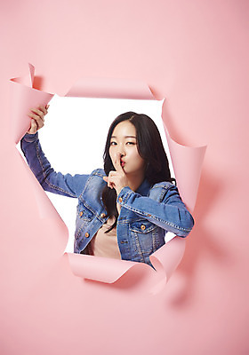 포토 JPG 스튜디오촬영 여자 종이 대학생 벽지 실내 한명 손짓 상반신 20대 성인 앞모습 청춘 한국인 쉿 조용 찢어짐 성인여자한명만 뚫기 분홍색배경 나오기 국내포토 1 학생 뷰포인트 분홍색 백그라운드 컨셉 모션 사람 동양인 청년 내부 여자한명만 성인여자만 파일형식