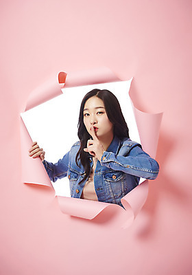 포토 JPG 스튜디오촬영 여자 종이 대학생 벽지 실내 한명 손짓 상반신 20대 성인 앞모습 청춘 한국인 쉿 조용 찢어짐 성인여자한명만 뚫기 분홍색배경 나오기 국내포토 1 학생 뷰포인트 분홍색 백그라운드 컨셉 모션 사람 동양인 청년 내부 여자한명만 성인여자만 파일형식