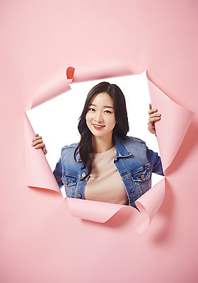 포토 JPG 스튜디오촬영 응시 여자 종이 대학생 벽지 실내 한명 미소 상반신 20대 성인 앞모습 청춘 한국인 찢어짐 성인여자한명만 뚫기 분홍색배경 나오기 국내포토 1 학생 시선 뷰포인트 분홍색 백그라운드 컨셉 모션 표정 사람 동양인 청년 내부 여자한명만 성인여자만 파일형식