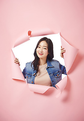 포토 JPG 스튜디오촬영 응시 여자 종이 대학생 벽지 실내 한명 미소 상반신 20대 성인 앞모습 청춘 한국인 찢어짐 성인여자한명만 뚫기 분홍색배경 나오기 국내포토 1 학생 시선 뷰포인트 분홍색 백그라운드 컨셉 모션 표정 사람 동양인 청년 내부 여자한명만 성인여자만 파일형식