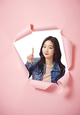포토 JPG 스튜디오촬영 여자 종이 대학생 벽지 실내 한명 미소 상반신 20대 성인 앞모습 청춘 한국인 가리킴 찢어짐 성인여자한명만 뚫기 분홍색배경 나오기 국내포토 1 학생 뷰포인트 분홍색 백그라운드 컨셉 모션 표정 사람 동양인 손짓 청년 내부 여자한명만 성인여자만 파일형식