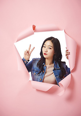 포토 JPG 스튜디오촬영 여자 종이 대학생 벽지 실내 한명 상반신 20대 성인 앞모습 청춘 한국인 브이 찢어짐 성인여자한명만 뚫기 분홍색배경 나오기 국내포토 1 학생 뷰포인트 분홍색 백그라운드 컨셉 모션 사람 동양인 손짓 청년 내부 여자한명만 성인여자만 파일형식