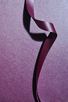 포토 JPG 스튜디오촬영 리본 종이 선 백그라운드 프레임 실내 사람없음 보라색 공백 오브젝트 질감 플랫레이 카피스페이스 국내포토 컬러 내부 플랫 파일형식