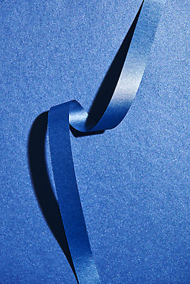 포토 JPG 스튜디오촬영 리본 종이 백그라운드 프레임 실내 사람없음 파란색 공백 오브젝트 질감 플랫레이 카피스페이스 클래식블루 트렌드컬러 국내포토 컬러 내부 플랫 파일형식 트랜드컬러