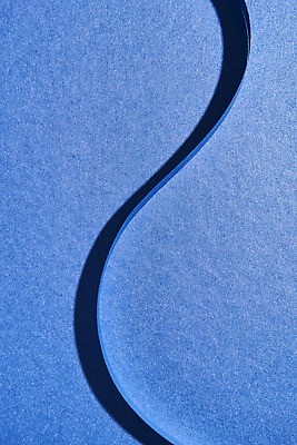 포토 JPG 스튜디오촬영 리본 종이 백그라운드 곡선 프레임 실내 사람없음 파란색 공백 오브젝트 질감 플랫레이 카피스페이스 클래식블루 트렌드컬러 국내포토 선 컬러 내부 플랫 파일형식 트랜드컬러