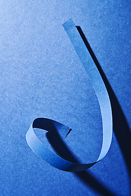 포토 JPG 스튜디오촬영 리본 종이 백그라운드 곡선 프레임 실내 사람없음 파란색 공백 오브젝트 질감 플랫레이 카피스페이스 클래식블루 트렌드컬러 국내포토 선 컬러 내부 플랫 파일형식 트랜드컬러