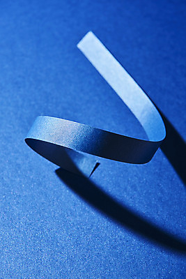 포토 JPG 스튜디오촬영 리본 종이 백그라운드 곡선 프레임 실내 사람없음 파란색 공백 오브젝트 질감 플랫레이 카피스페이스 클래식블루 트렌드컬러 국내포토 선 컬러 내부 플랫 파일형식 트랜드컬러