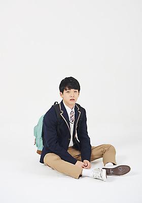 포토 JPG 스튜디오촬영 전신 학생 응시 교육 남자 교복 남학생 청소년 책가방 실내 한명 누끼 사람 앉기 옆모습 10대 십대라이프스타일 한국인 좌절 고민 흰배경 부정적 십대남자한명만 남고생 주저앉기 국내포토 1 라이프스타일 시선 옷 감정 뷰포인트 백그라운드 컨셉 가방 모션 고등학생 동양인 내부 흰색 남자한명만 십대남자만 파일형식