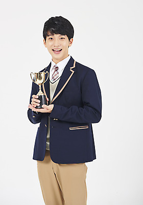 포토 JPG 스튜디오촬영 학생 응시 교육 남자 교복 남학생 청소년 실내 한명 미소 들기 누끼 사람 상반신 옆모습 10대 십대라이프스타일 기쁨 한국인 우승 트로피 즐거움 흰배경 긍정적 십대남자한명만 남고생 국내포토 1 라이프스타일 시선 옷 감정 뷰포인트 백그라운드 모션 고등학생 표정 동양인 내부 흰색 최고 상_우승 남자한명만 십대남자만 파일형식