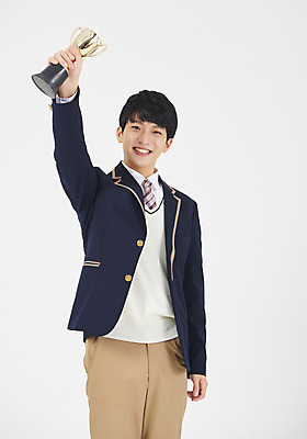 포토 JPG 스튜디오촬영 학생 응시 교육 남자 교복 남학생 청소년 실내 한명 서기 미소 들기 누끼 사람 상반신 앞모습 10대 손들기 십대라이프스타일 기쁨 한국인 우승 트로피 즐거움 흰배경 긍정적 십대남자한명만 남고생 국내포토 1 라이프스타일 시선 옷 감정 뷰포인트 백그라운드 모션 고등학생 표정 동양인 내부 흰색 최고 상_우승 남자한명만 십대남자만 파일형식