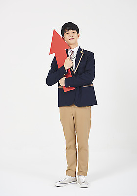 포토 JPG 스튜디오촬영 전신 학생 응시 교육 남자 교복 화살표 남학생 안기 청소년 실내 한명 미소 누끼 사람 앞모습 10대 빨간색 십대라이프스타일 한국인 흰배경 상승 긍정적 성적향상 십대남자한명만 남고생 국내포토 1 라이프스타일 시선 옷 감정 뷰포인트 컬러 백그라운드 컨셉 모션 고등학생 표정 동양인 내부 흰색 남자한명만 십대남자만 파일형식