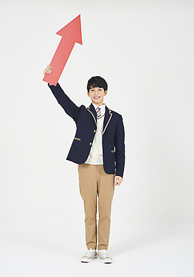 포토 JPG 스튜디오촬영 전신 학생 응시 교육 남자 교복 화살표 남학생 청소년 실내 한명 서기 미소 들기 누끼 사람 앞모습 10대 빨간색 십대라이프스타일 한국인 흰배경 상승 긍정적 성적향상 십대남자한명만 남고생 국내포토 1 라이프스타일 시선 옷 감정 뷰포인트 컬러 백그라운드 컨셉 모션 고등학생 표정 동양인 내부 흰색 남자한명만 십대남자만 파일형식