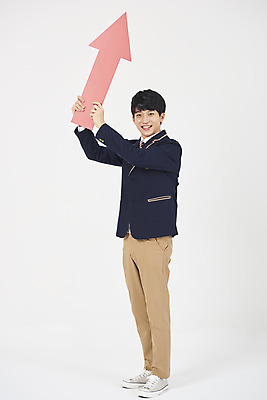포토 JPG 스튜디오촬영 전신 학생 응시 교육 남자 교복 화살표 남학생 청소년 실내 한명 서기 미소 들기 누끼 사람 옆모습 10대 빨간색 십대라이프스타일 한국인 흰배경 상승 긍정적 성적향상 십대남자한명만 남고생 국내포토 1 라이프스타일 시선 옷 감정 뷰포인트 컬러 백그라운드 컨셉 모션 고등학생 표정 동양인 내부 흰색 남자한명만 십대남자만 파일형식