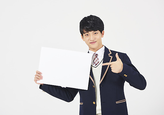 포토 JPG 스튜디오촬영 학생 배너 응시 교육 남자 교복 남학생 손가락 청소년 안내 사각프레임 광고판 실내 한명 서기 미소 들기 누끼 사람 상반신 앞모습 10대 십대라이프스타일 한국인 가리킴 흰배경 추천 긍정적 십대남자한명만 남고생 국내포토 1 라이프스타일 손 시선 옷 감정 뷰포인트 백그라운드 모션 고등학생 프레임 알림판 표정 동양인 손짓 내부 사각형 흰색 판 남자한명만 십대남자만 파일형식