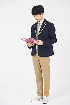 포토 JPG 스튜디오촬영 전신 학생 응시 교육 남자 교복 남학생 청소년 실내 한명 서기 들기 누끼 사람 옆모습 10대 책 독서 십대라이프스타일 한국인 교과서 흰배경 십대남자한명만 남고생 국내포토 1 라이프스타일 시선 옷 뷰포인트 백그라운드 모션 고등학생 교재 동양인 내부 흰색 남자한명만 십대남자만 파일형식