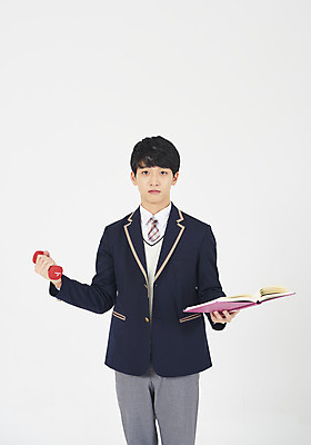 포토 JPG 스튜디오촬영 학생 응시 교육 남자 교복 남학생 청소년 실내 한명 들기 누끼 사람 상반신 앞모습 10대 책 십대라이프스타일 아령 한국인 양손 선택 고민 교과서 흰배경 십대남자한명만 남고생 국내포토 1 라이프스타일 손 시선 옷 감정 뷰포인트 백그라운드 컨셉 모션 고등학생 교재 동양인 내부 흰색 남자한명만 십대남자만 파일형식
