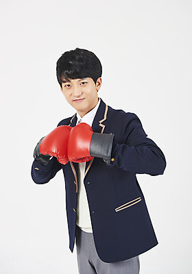 포토 JPG 스튜디오촬영 학생 응시 교육 남자 교복 남학생 청소년 실내 한명 미소 누끼 사람 상반신 옆모습 10대 빨간색 십대라이프스타일 경쟁 권투 한국인 권투글러브 흰배경 십대남자한명만 남고생 국내포토 1 라이프스타일 시선 옷 뷰포인트 컬러 백그라운드 컨셉 고등학생 표정 동양인 내부 격투기 글러브 흰색 남자한명만 십대남자만 파일형식