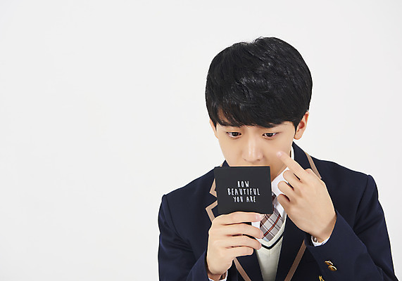 포토 JPG 스튜디오촬영 학생 응시 교육 남자 교복 남학생 청소년 실내 한명 들기 누끼 사람 상반신 앞모습 10대 십대라이프스타일 거울 한국인 가리킴 고민 흰배경 손거울 관심 십대남자한명만 그루밍족 남고생 국내포토 1 라이프스타일 시선 옷 감정 뷰포인트 백그라운드 모션 고등학생 동양인 손짓 내부 뷰티 흰색 남자한명만 십대남자만 파일형식