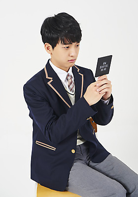 포토 JPG 스튜디오촬영 학생 응시 교육 남자 교복 남학생 청소년 실내 한명 들기 누끼 사람 앉기 상반신 옆모습 10대 십대라이프스타일 한국인 고민 흰배경 손거울 관심 십대남자한명만 그루밍족 남고생 국내포토 1 라이프스타일 시선 옷 감정 뷰포인트 백그라운드 모션 고등학생 동양인 내부 뷰티 거울 흰색 남자한명만 십대남자만 파일형식