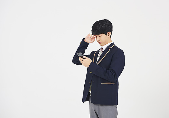 포토 JPG 스튜디오촬영 학생 교육 남자 교복 남학생 청소년 실내 피곤 한명 서기 들기 누끼 사람 상반신 옆모습 10대 스마트폰 눈감음 십대라이프스타일 고통 한국인 흰배경 중독 눈병 안구 십대남자한명만 눈비비기 스몸비 남고생 국내포토 1 라이프스타일 옷 감정 뷰포인트 백그라운드 컨셉 모션 고등학생 동양인 내부 신체부위 핸드폰 스마트기기 흰색 신조어 남자한명만 십대남자만 파일형식