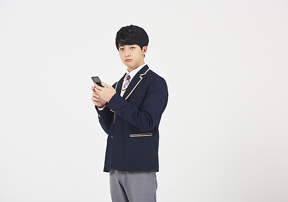 포토 JPG 스튜디오촬영 학생 응시 교육 남자 교복 남학생 청소년 실내 피곤 한명 서기 들기 누끼 사람 상반신 옆모습 10대 스마트폰 십대라이프스타일 한국인 흰배경 중독 십대남자한명만 스몸비 남고생 국내포토 1 라이프스타일 시선 옷 뷰포인트 백그라운드 컨셉 모션 고등학생 동양인 내부 핸드폰 스마트기기 흰색 신조어 남자한명만 십대남자만 파일형식
