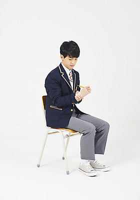 포토 JPG 스튜디오촬영 전신 학생 응시 교육 남자 교복 남학생 의자 교실 청소년 실내 한명 누끼 사람 앉기 옆모습 10대 연필 십대라이프스타일 고통 한국인 잡기 손목 흰배경 붕대 손목터널증후군 십대남자한명만 손목통증 남고생 증후군 국내포토 1 라이프스타일 시선 옷 감정 뷰포인트 가구 백그라운드 학교 모션 고등학생 학용품 동양인 내부 신체부위 필기구 흰색 질병 남자한명만 십대남자만 파일형식