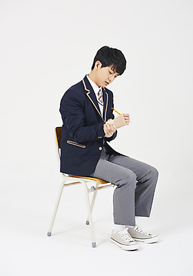 포토 JPG 스튜디오촬영 전신 학생 응시 교육 남자 교복 남학생 의자 교실 청소년 실내 한명 누끼 사람 앉기 옆모습 10대 연필 십대라이프스타일 고통 한국인 잡기 찡그림 손목 흰배경 붕대 손목터널증후군 십대남자한명만 손목통증 남고생 증후군 국내포토 1 라이프스타일 시선 옷 감정 뷰포인트 가구 백그라운드 학교 모션 고등학생 학용품 표정 동양인 내부 신체부위 필기구 흰색 질병 남자한명만 십대남자만 파일형식