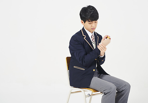 포토 JPG 스튜디오촬영 학생 응시 교육 남자 교복 남학생 의자 교실 청소년 실내 한명 누끼 사람 앉기 상반신 옆모습 10대 연필 십대라이프스타일 고통 한국인 잡기 흰배경 붕대 손목터널증후군 십대남자한명만 손목통증 남고생 증후군 국내포토 1 라이프스타일 시선 옷 감정 뷰포인트 가구 백그라운드 학교 모션 고등학생 학용품 동양인 내부 필기구 흰색 질병 남자한명만 십대남자만 파일형식