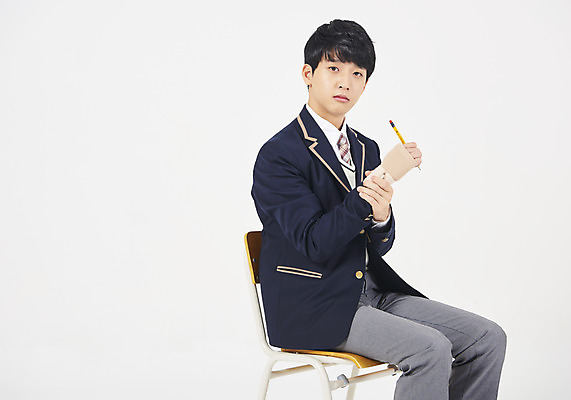 포토 JPG 스튜디오촬영 학생 응시 교육 남자 교복 남학생 의자 교실 청소년 실내 한명 누끼 사람 앉기 상반신 옆모습 10대 연필 십대라이프스타일 고통 한국인 잡기 손목 흰배경 붕대 손목터널증후군 십대남자한명만 손목통증 남고생 증후군 국내포토 1 라이프스타일 시선 옷 감정 뷰포인트 가구 백그라운드 학교 모션 고등학생 학용품 동양인 내부 신체부위 필기구 흰색 질병 남자한명만 십대남자만 파일형식