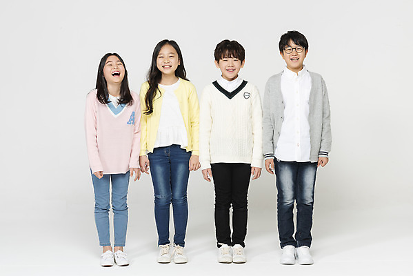 포토 JPG 스튜디오촬영 전신 학생 응시 여학생 여자 교육 남자 초등학생 어린이 남학생 학교 모션 실내 밝음 초등교육 서기 미소 웃음 누끼 사람 여러명 앞모습 10대 친구 십대라이프스타일 한국인 즐거움 흰배경 학원 어린이만 국내포토 라이프스타일 시선 감정 뷰포인트 다수 백그라운드 관계 청소년 표정 동양인 내부 흰색 파일형식