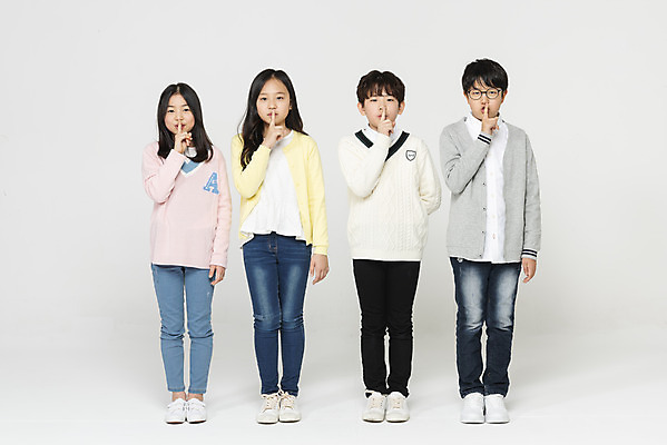 포토 JPG 스튜디오촬영 전신 학생 응시 여학생 여자 교육 남자 초등학생 어린이 남학생 포즈 손가락 학교 모션 실내 초등교육 서기 누끼 사람 여러명 앞모습 10대 친구 십대라이프스타일 한국인 흰배경 쉿 학원 어린이만 국내포토 라이프스타일 손 시선 뷰포인트 다수 백그라운드 관계 청소년 동양인 내부 흰색 조용 파일형식