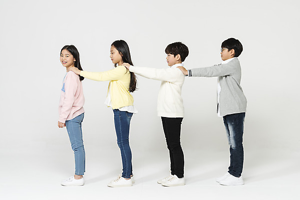 포토 JPG 스튜디오촬영 전신 학생 응시 여학생 여자 교육 남자 초등학생 어린이 남학생 학교 모션 실내 초등교육 서기 미소 누끼 사람 여러명 옆모습 10대 친구 십대라이프스타일 한국인 흰배경 학원 어린이만 어깨에손 국내포토 라이프스타일 시선 뷰포인트 다수 백그라운드 관계 청소년 표정 동양인 내부 흰색 파일형식