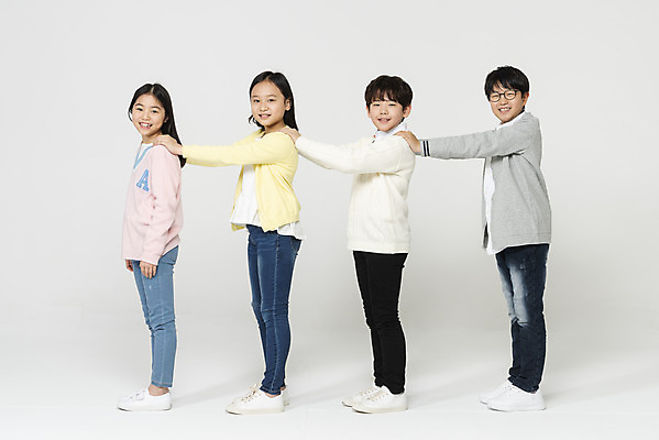 포토 JPG 스튜디오촬영 전신 학생 응시 여학생 여자 교육 남자 초등학생 어린이 남학생 학교 모션 실내 초등교육 서기 미소 누끼 사람 여러명 옆모습 10대 친구 십대라이프스타일 한국인 흰배경 학원 어린이만 어깨에손 국내포토 라이프스타일 시선 뷰포인트 다수 백그라운드 관계 청소년 표정 동양인 내부 흰색 파일형식