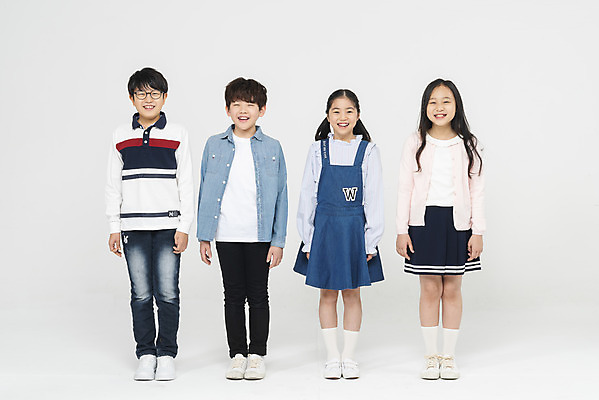 포토 JPG 스튜디오촬영 전신 학생 응시 여학생 여자 교육 남자 초등학생 어린이 남학생 학교 모션 실내 밝음 초등교육 서기 미소 웃음 누끼 사람 여러명 앞모습 10대 친구 십대라이프스타일 한국인 흰배경 학원 어린이만 국내포토 라이프스타일 시선 뷰포인트 다수 백그라운드 관계 청소년 표정 동양인 내부 흰색 파일형식