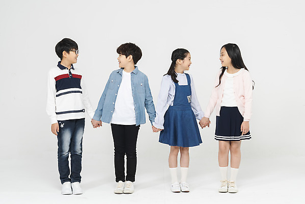 포토 JPG 스튜디오촬영 전신 학생 응시 여학생 여자 교육 남자 초등학생 어린이 남학생 학교 모션 실내 초등교육 서기 미소 누끼 사람 여러명 앞모습 10대 친구 마주보기 손잡기 십대라이프스타일 한국인 흰배경 학원 어린이만 국내포토 라이프스타일 시선 뷰포인트 다수 백그라운드 관계 청소년 표정 동양인 내부 흰색 파일형식