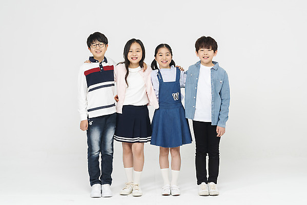 포토 JPG 스튜디오촬영 전신 학생 응시 여학생 여자 교육 남자 초등학생 어린이 남학생 학교 모션 어깨동무 실내 초등교육 서기 미소 누끼 사람 여러명 앞모습 10대 친구 십대라이프스타일 한국인 흰배경 학원 어린이만 국내포토 라이프스타일 시선 뷰포인트 포즈 다수 백그라운드 관계 청소년 표정 동양인 내부 흰색 파일형식