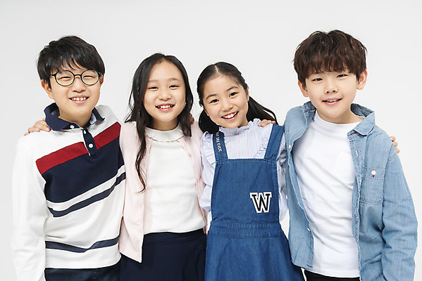 포토 JPG 스튜디오촬영 학생 응시 여학생 여자 교육 남자 초등학생 어린이 남학생 학교 모션 어깨동무 실내 초등교육 서기 미소 누끼 사람 여러명 상반신 앞모습 10대 친구 십대라이프스타일 한국인 흰배경 학원 어린이만 국내포토 라이프스타일 시선 뷰포인트 포즈 다수 백그라운드 관계 청소년 표정 동양인 내부 흰색 파일형식