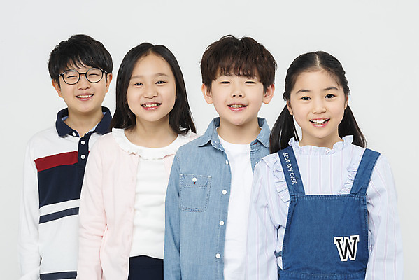 포토 JPG 스튜디오촬영 학생 응시 여학생 여자 교육 남자 초등학생 어린이 남학생 학교 모션 실내 초등교육 서기 미소 누끼 사람 여러명 상반신 앞모습 10대 친구 십대라이프스타일 한국인 흰배경 학원 어린이만 국내포토 라이프스타일 시선 뷰포인트 다수 백그라운드 관계 청소년 표정 동양인 내부 흰색 파일형식