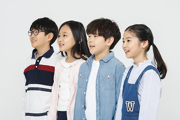 포토 JPG 스튜디오촬영 학생 응시 여학생 여자 교육 남자 초등학생 어린이 남학생 학교 모션 실내 초등교육 서기 미소 누끼 사람 여러명 상반신 옆모습 10대 친구 십대라이프스타일 한국인 흰배경 학원 어린이만 국내포토 라이프스타일 시선 뷰포인트 다수 백그라운드 관계 청소년 표정 동양인 내부 흰색 파일형식